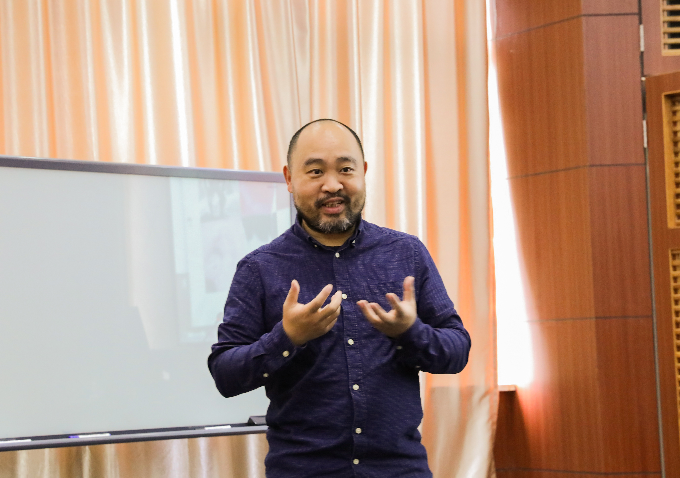 驻留艺术家潘剑锋先生在我院举行"品牌为何"主题讲座